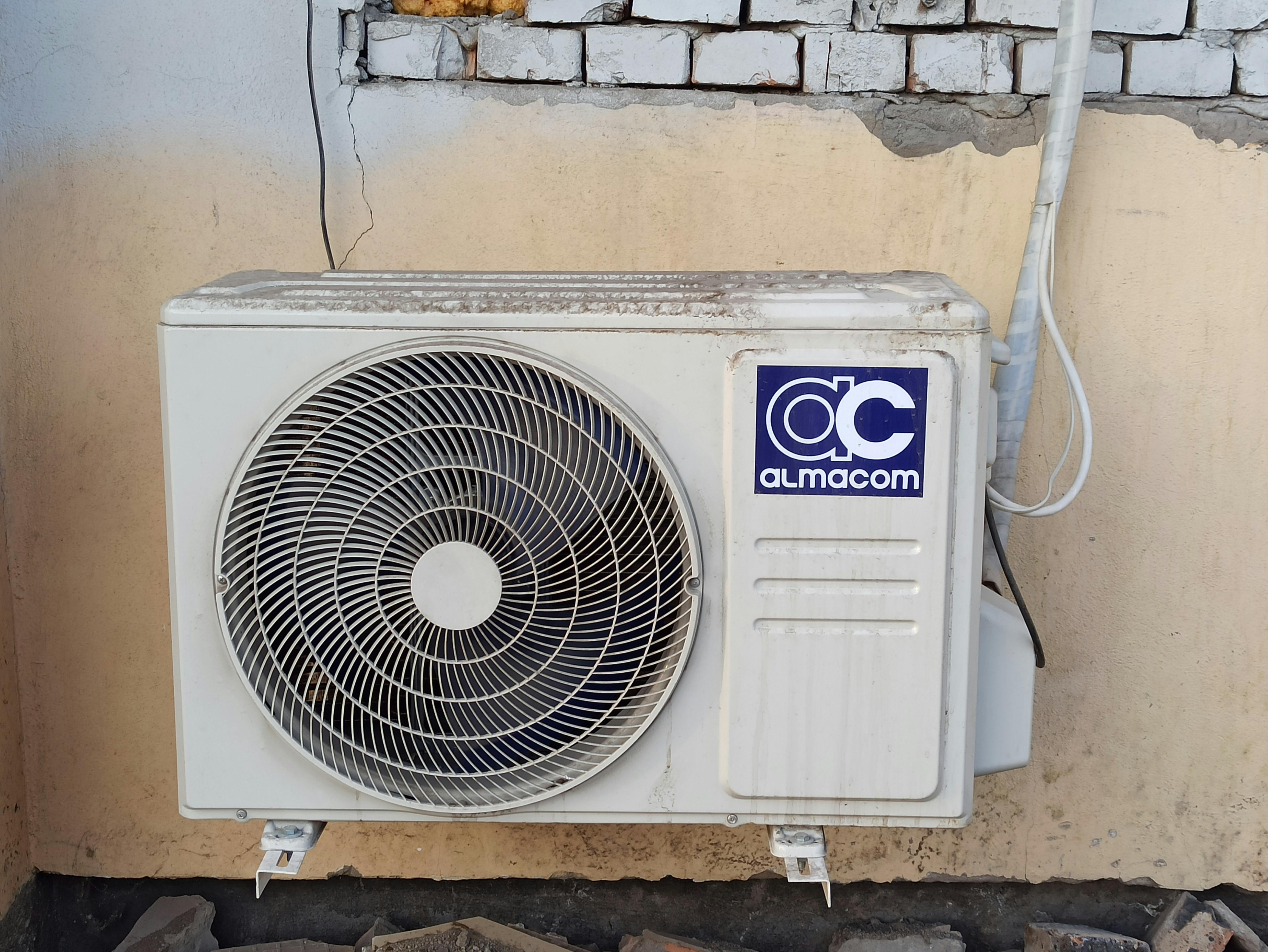 Professional HVAC unit maintenance and service